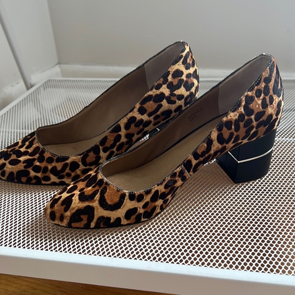 Tahari Leopard Block Heel Pump Size 9 - Picture 6 of 7